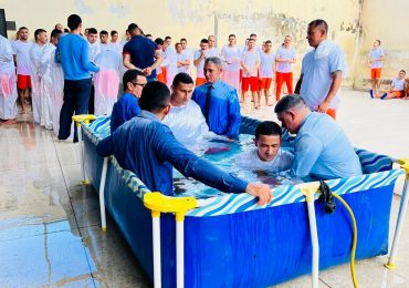 Presídios - Detentos são batizados com tanque improvisado em penitenciária