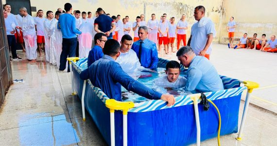Detentos se batizam com tanque improvisado em penitenciária