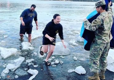 Duas jovens promessas militares resolveram se batizar em águas congelantes para declarar publicamente a fé em Jesus Cristo