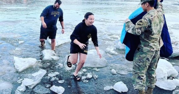 Duas jovens promessas militares resolveram se batizar em águas congelantes para declarar publicamente a fé em Jesus Cristo