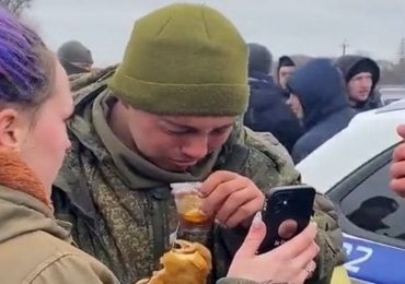 Em gesto de amor, ucranianos acolhem soldado russo com comida e chá