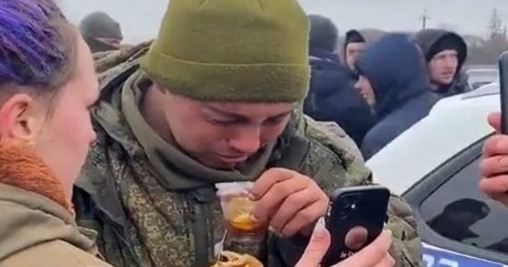 Em gesto de amor, ucranianos acolhem soldado russo com comida e chá