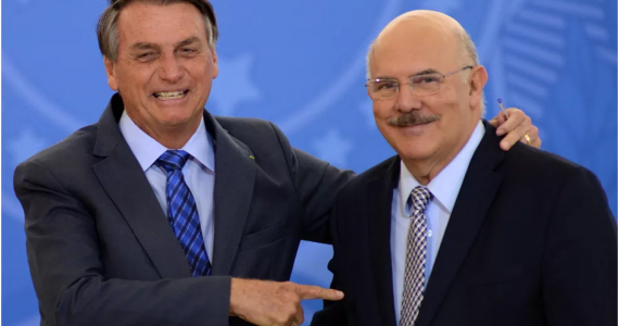 Bolsonaro defende pastor do MEC: "Boto minha cara no fogo pelo Milton"