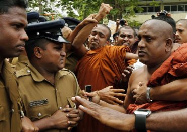 Turba de budistas radicais invade templo, agride fiel e ameaça pastor de morte