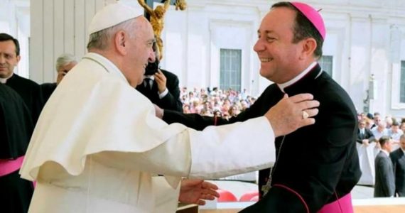 Bispo protegido pelo papa Francisco é condenado à prisão por abuso sexual