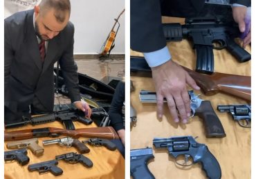 Pastor faz unção de armas da coleção de delegado: ‘Energias positivas'