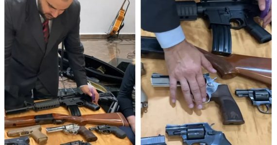 Pastor faz unção de armas da coleção de delegado: ‘Energias positivas'