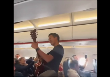 Pastor canta para passageiros em avião; vídeo viraliza e divide opiniões