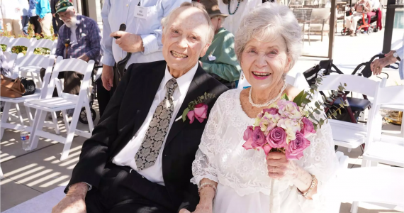 Com quase 90 anos, idosos se conhecem em estudo bíblico e se casam