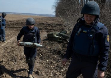 Cristãos ajudam a retirar minas explosivas durante a guerra na Ucrânia