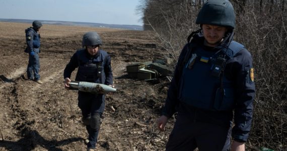 Cristãos ajudam a retirar minas explosivas durante a guerra na Ucrânia