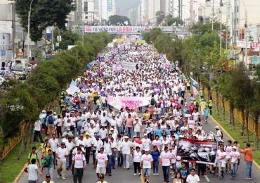 Defendendo a vida, milhares marcham para proteger bebês do aborto
