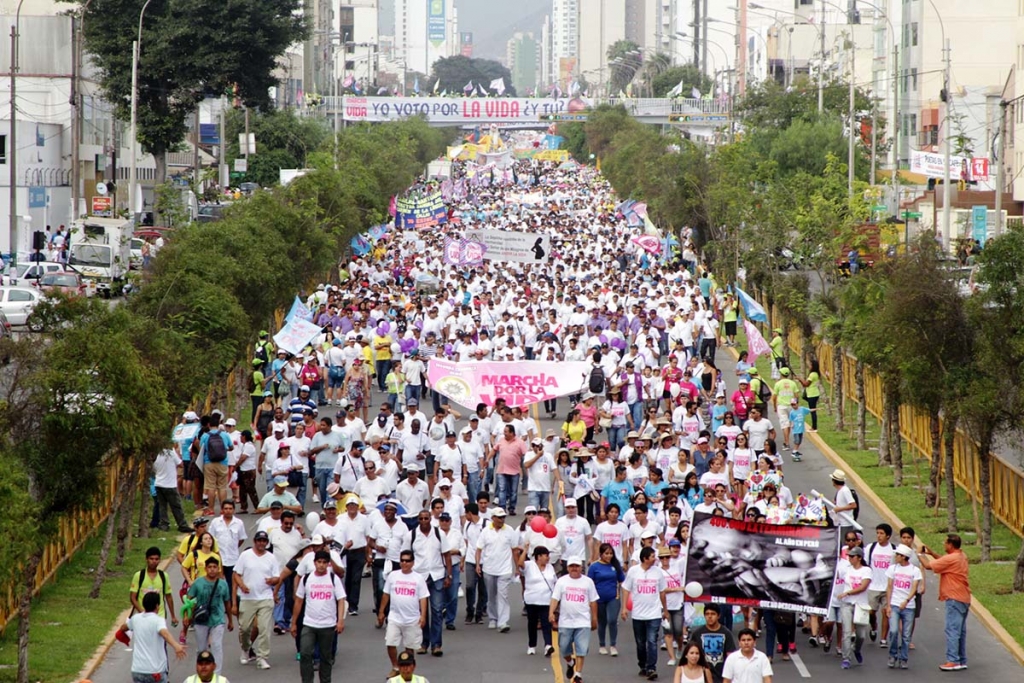 Miles marchan en defensa de la vida para proteger a los bebés del aborto