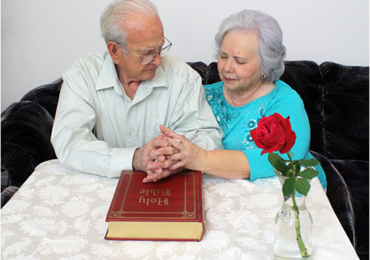 Estudo: oração e vida com Deus deixam idosos mais saudáveis e felizes