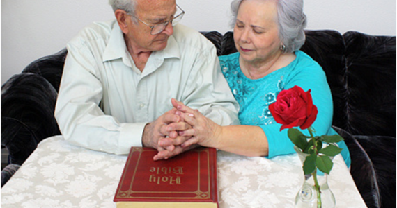 Estudo: oração e vida com Deus deixam idosos mais saudáveis e felizes