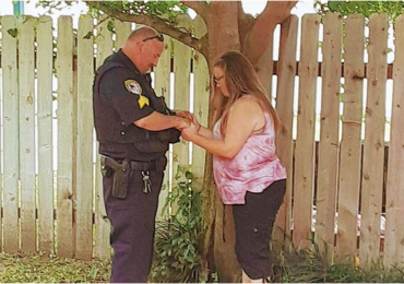 Exemplo: policial é visto orando por mulher que ele prendeu; vídeo viraliza