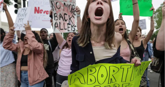 Estado dos EUA aprova lei contra o aborto; defensores da prática em fúria