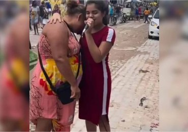 Vídeo: menina de 13 anos causa comoção ao louvar a Deus em feira