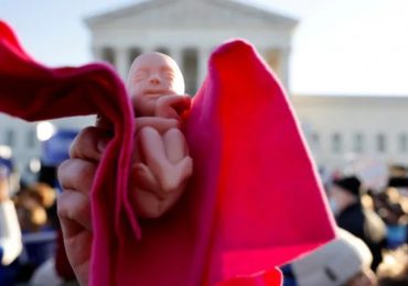 Suprema Corte dos EUA já teria formado maioria contra o aborto, diz jornal