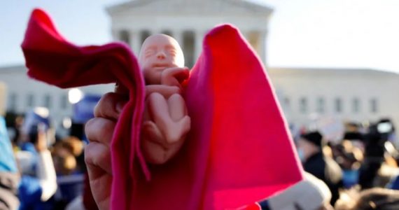 Suprema Corte dos EUA já teria formado maioria contra o aborto, diz jornal