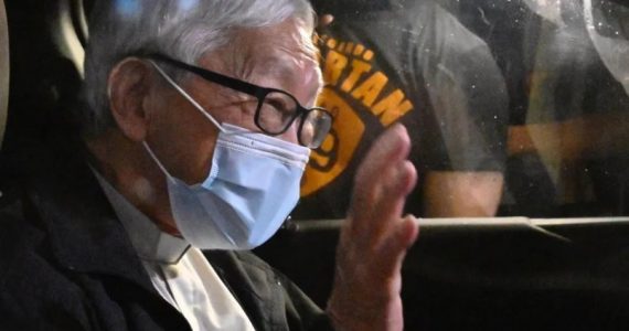 Bispo de 90 anos é preso em Hong Kong por apoiar protestos contra o governo chinês