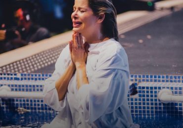 Karina Bacchi é batizada nas águas em ‘decisão consciente de filiação celestial'