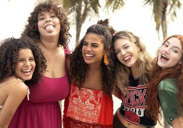 Disney+ lança série no Brasil com adolescente de 16 anos lésbica