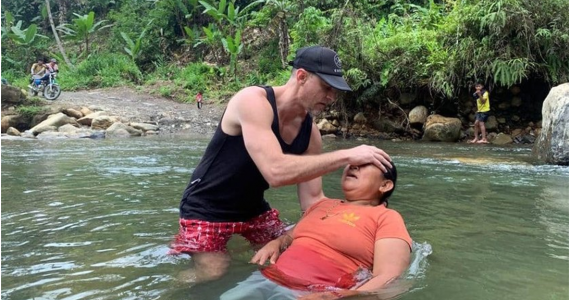 Missionários celebram primeira conversão e batismo em tribo isolada