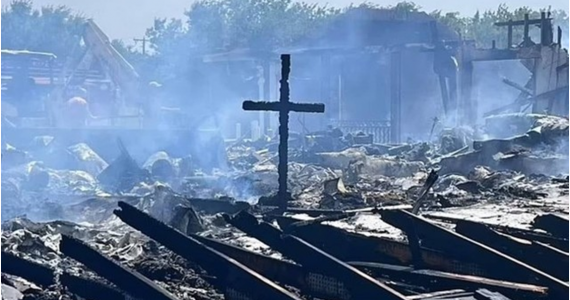 Incêndio destrói Igreja Batista, mas cruz resiste ao fogo: 'Ainda está de pé'