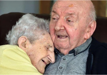 Aos 98 anos, idosa cuida do filho com 80 em abrigo e comove o mundo
