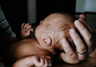 Com 4 filhos e grávida de gêmeos, jovem recusa abortar ao aceitar Jesus