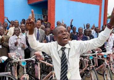 Pastores explodem em alegria e louvor a Deus ao ganharem bicicletas para pregar