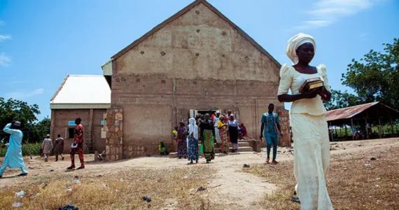 Missionários ajudam na reconstrução de igreja destruída em ataque na Nigéria