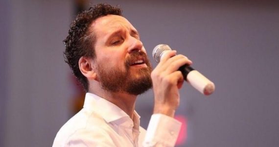 ‘Não represento os evangélicos’, diz Leonardo Gonçalves ao cantar em igreja LGBT