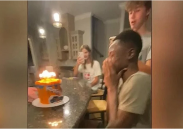 Adotado, garoto diz que ganhou “bolo de bênção” em seu 1ª aniversário