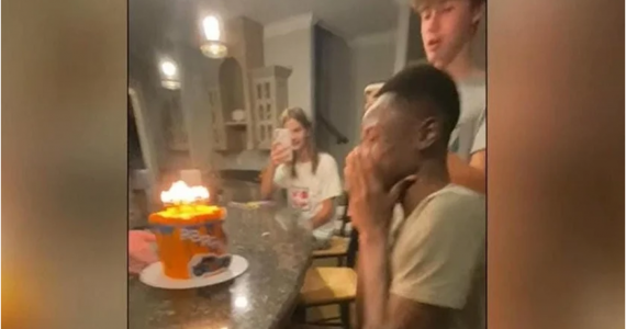 Adotado, garoto diz que ganhou “bolo de bênção” em seu 1ª aniversário