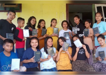 Crianças comemoram a doação de bíblias em tribo remota