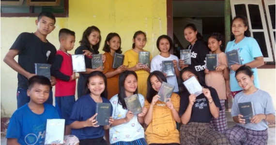 Crianças comemoram a doação de bíblias em tribo remota