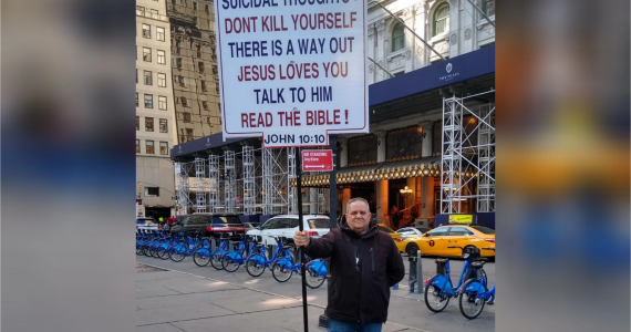 Agredido por evangelizar na rua, homem alerta: "Guerra espiritual