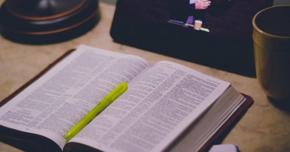 Influência secular: nível de cristãos que veem a Bíblia como Palavra de Deus despenca