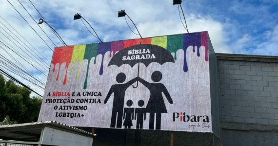 Igreja irrita ativistas LGBT por mostrar a Bíblia como escudo contra o progressismo