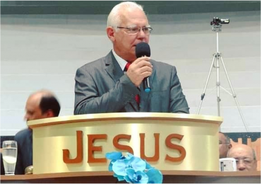Pastor proíbe que funcionários da igreja divulguem posição política