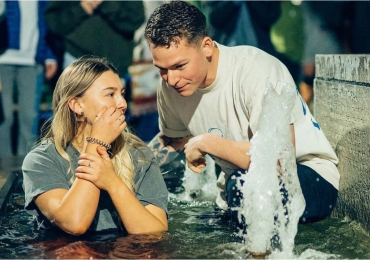 Alunos são batizados em tanque improvisado de universidade