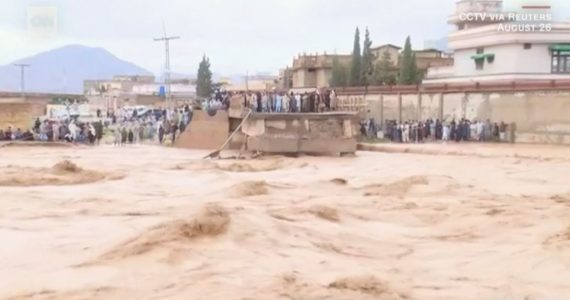 Missionários levam ajuda humanitária a desabrigados por chuvas torrenciais no Paquistão