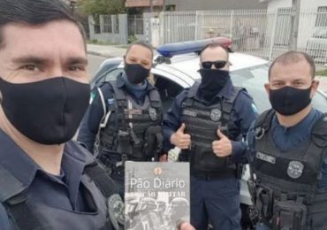 GloboNews ataca governo após ministério Pão Diário doar devocionais a policiais