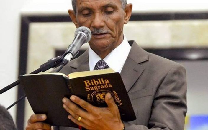 Pastor Samuel Ferreira distribui santinhos pedindo votos a