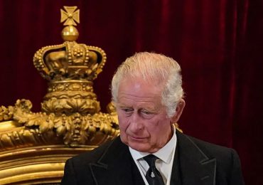 Rei Charles III diz que ora para ser guiado pelo Deus Todo-Poderoso ao assumir o trono