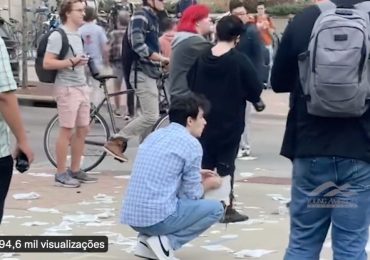 Progressistas rasgam Bíblia de estudante cristão durante protesto em universidade