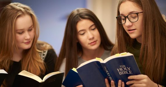 Adolescentes falam de Jesus, mas apontam hipocrisia nos cristãos