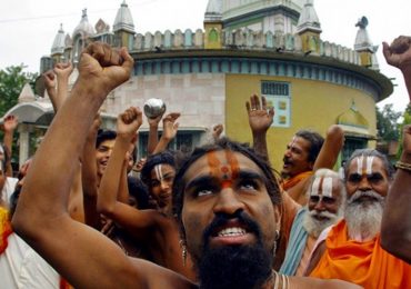 Hindus radicais invadem culto e espancam cristãos em igreja